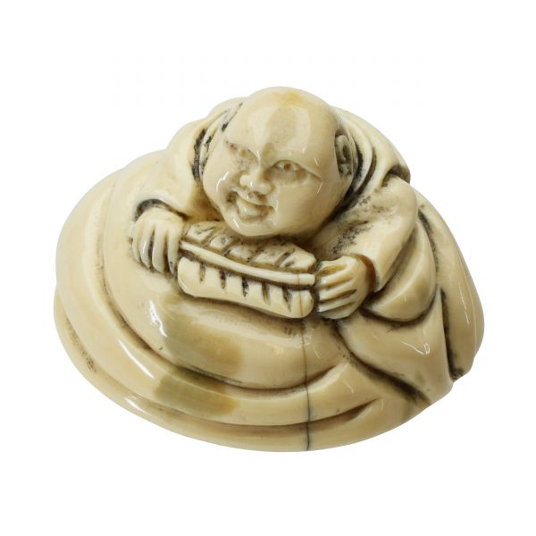 Hotai auf seinem Schatzsack Netsuke