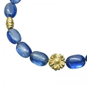 Bonaroca Edelsteincollier mit flachen Kyanit Linsen und Sterling Silberblüte OA128G