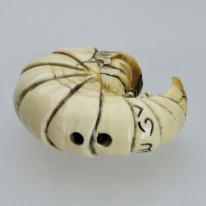Donald the Tiger(Prawn) Netsuke auf Bronzesockel