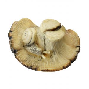 verrottender Pilz mit Schnecke Netsuke