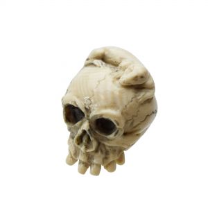 Totenschädel  mit Eidechse Netsuke