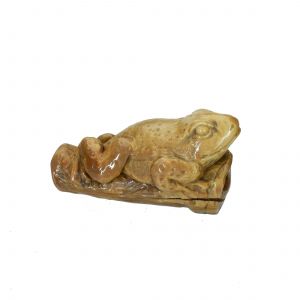 Frosch auf Aststück Netsuke