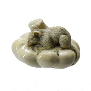 Ratte auf Kürbis Netsuke Mammutelfenbein