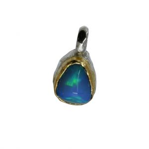 BONA ROCA  Edel Opal Anhänger Charm natürliche Form Fassung 18 Karat Gold mit Sterling Silber OP18-508