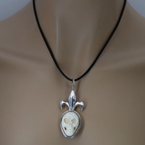 Bonaroca Anhänger Totenschädel in Mammut Elfenbein in  Sterling Silber Fassung mit Bourbonen Lilie,  M4901